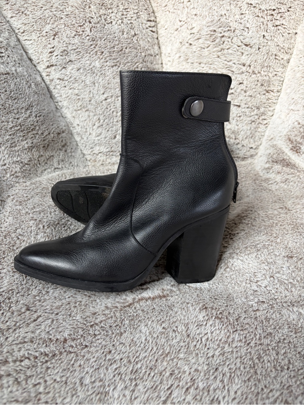 me too Black Leather Chunky Heel Ankle Boots